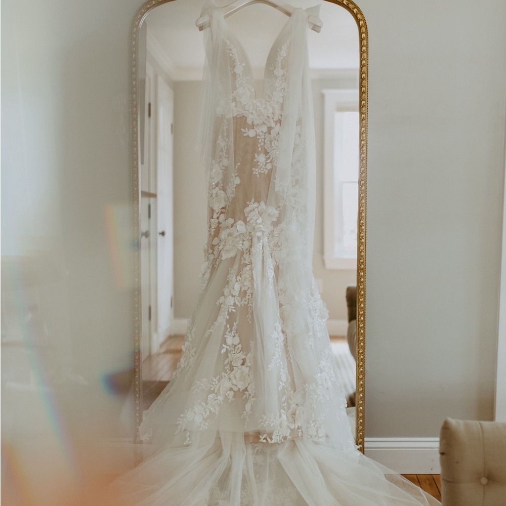 Galia Lahav G104
Size Label: EU 42
Approx (US 12)
Street: US 6